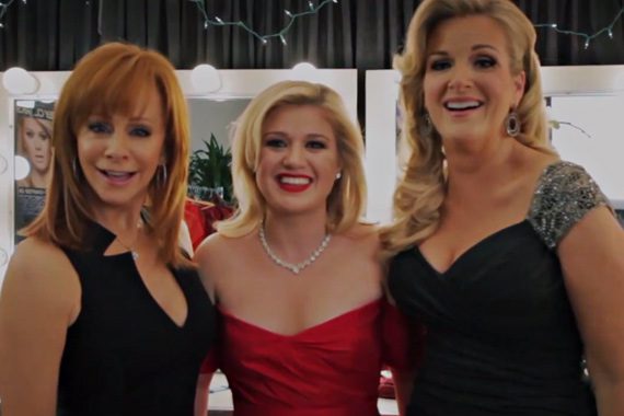 Kelly Clarkson visited with Reba McEntire and Trisha Yearwood prior to filming her NBC Christmas special: Kelly Clarkson’s Cautionary Christmas Music Tale. Pictured (L-R): Kelly Clarkson, Trisha Yearwood, Reba McEntire. Photo: Justin Lubin/NBC
