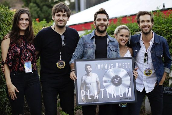 Photo Caption (L-R): Manager Virginia Davis (G Major Management), “Die A Happy Man” co-writer Joe London, Thomas Rhett, The Valory Music Co.’s Amy Staley, “Die A Happy Man” co-writer Sean Douglas. Photo: The Valory Music Co.